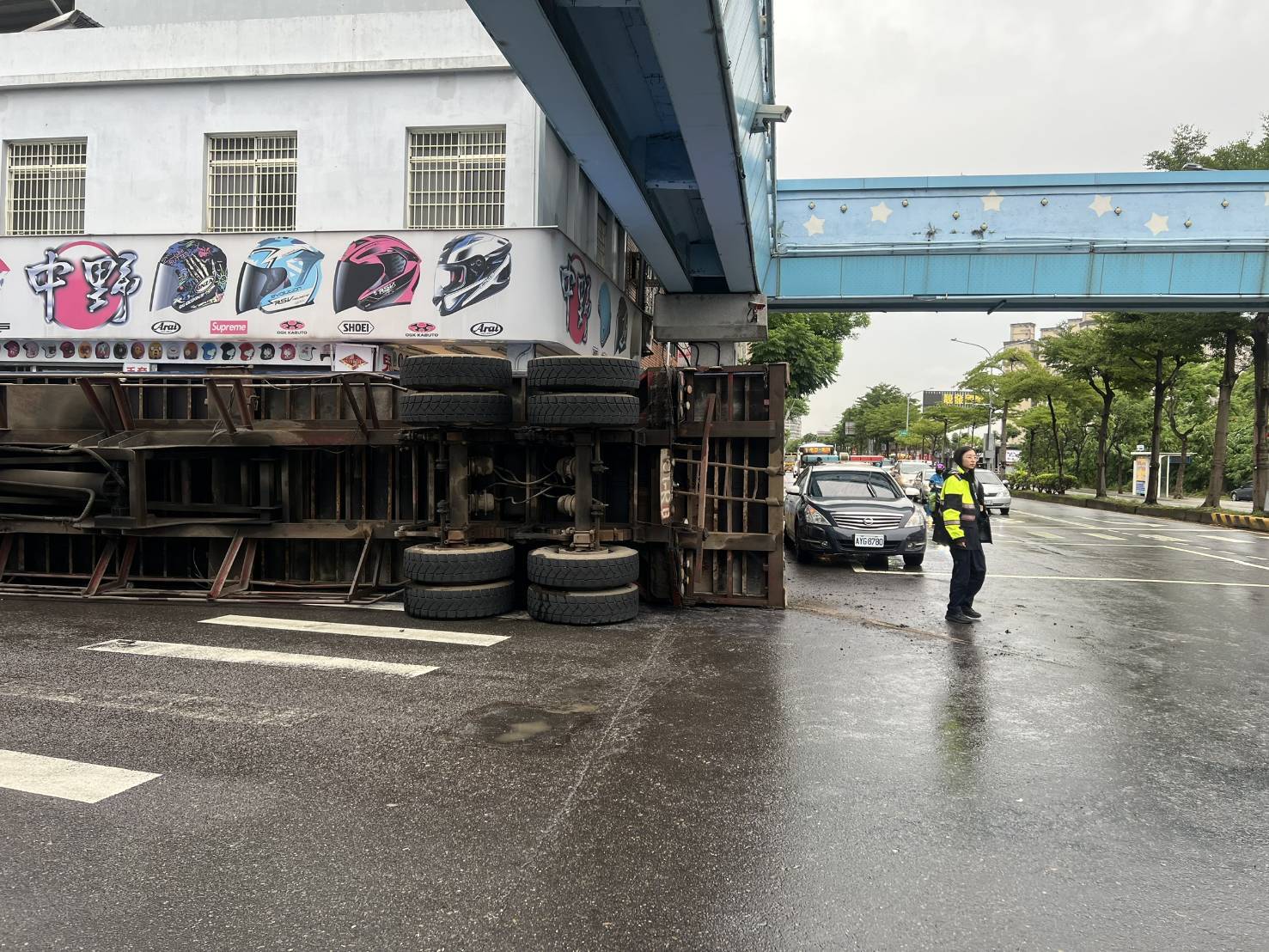 【有片】大學長側躺馬路邊 八德大貨車轉彎瞬間翻車 821441 0