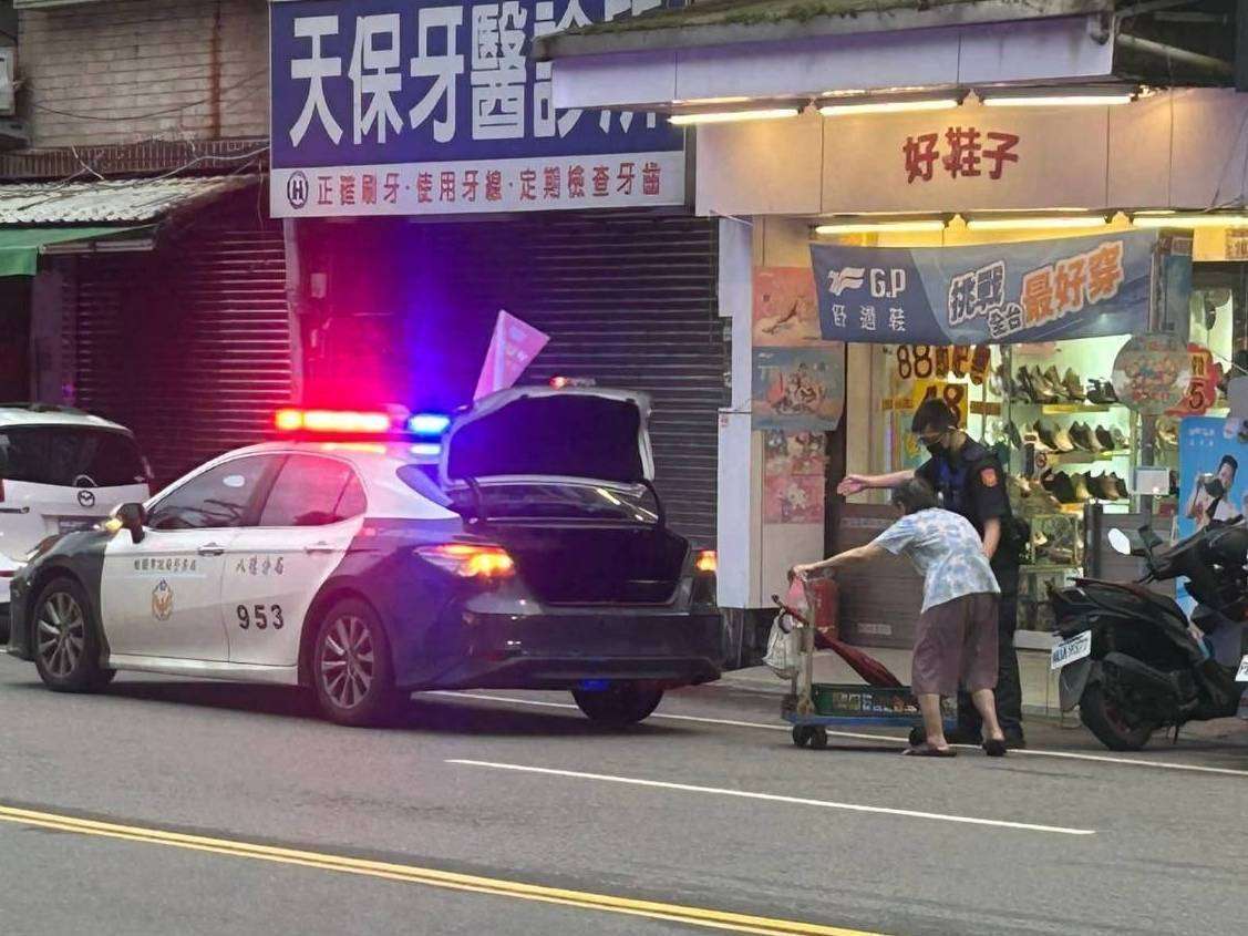8旬婦外出購物體力不支 八德警眼尖發現這1事 828081 0