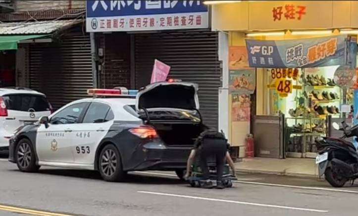 8旬婦外出購物體力不支 八德警眼尖發現這1事 828082 0