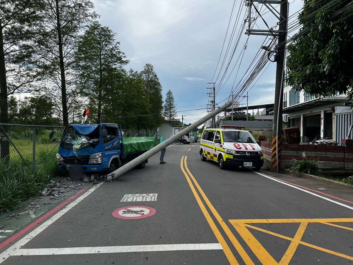 八德小貨車自撞路旁電桿 車頭全毀雙向交通一度中斷 829405 0
