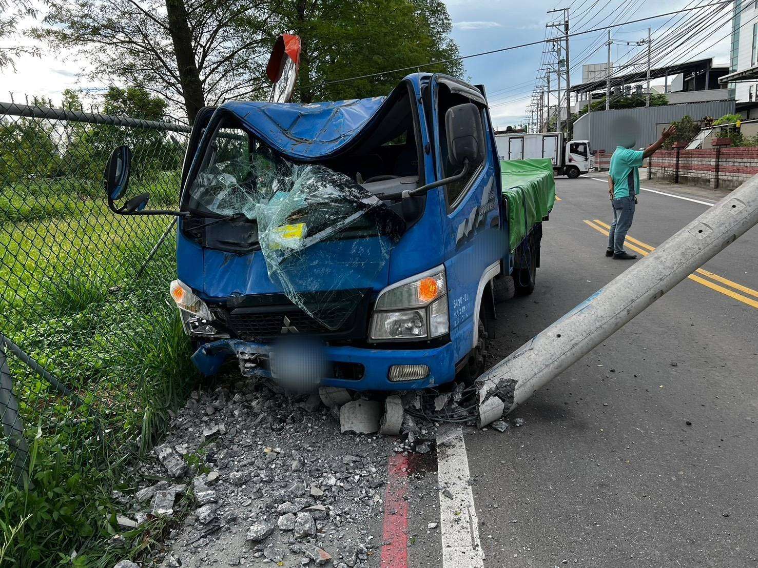 八德小貨車自撞路旁電桿 車頭全毀雙向交通一度中斷 829406 0