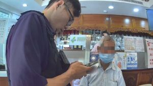 想回家卻走進中醫診所？壢警護送失智老翁返家