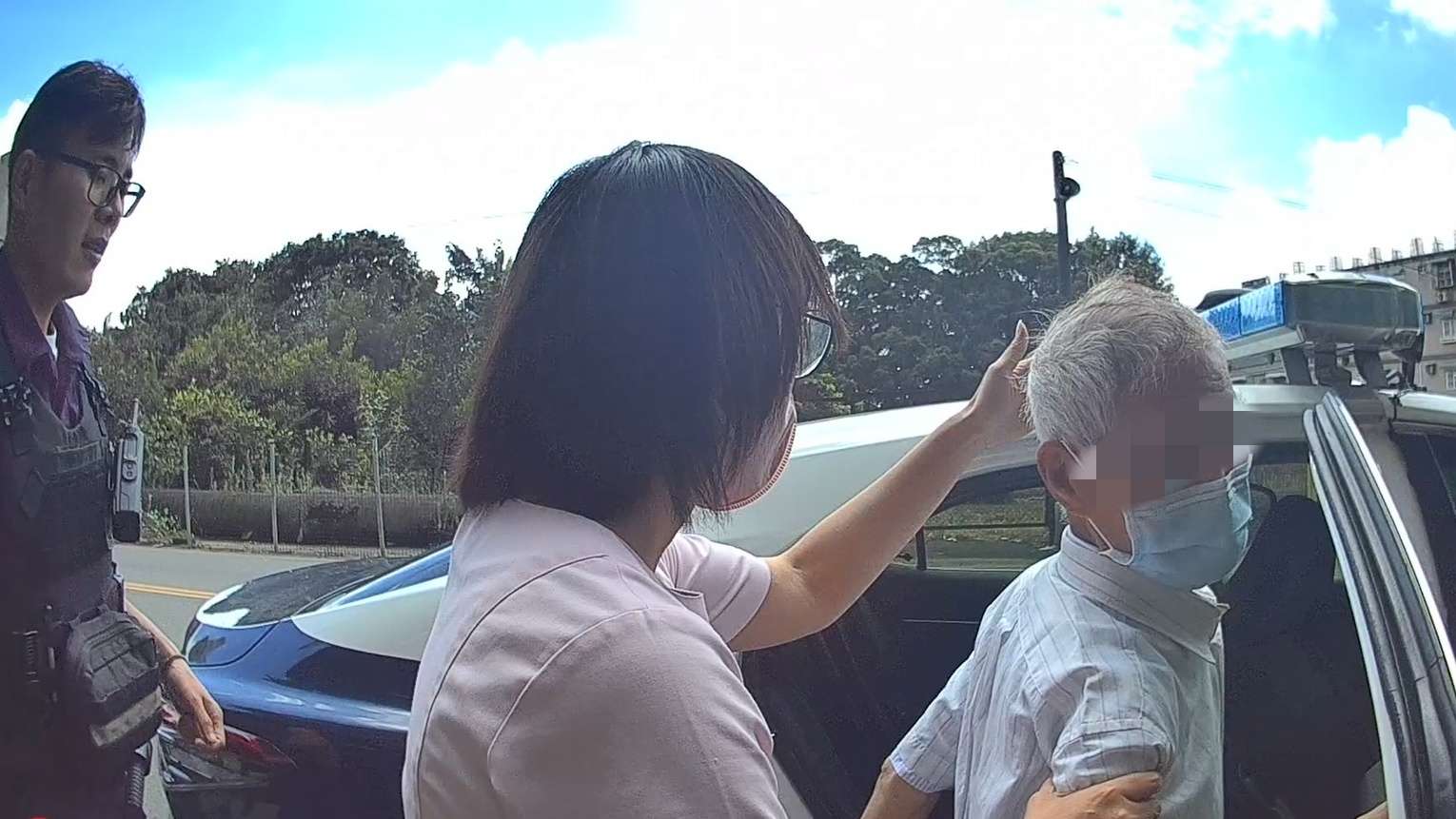 想回家卻走進中醫診所?壢警護送失智老翁返家 G6WG65 2