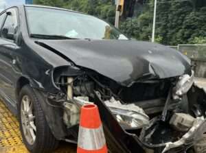 【有片】國1遊覽車鬼切 釀小客車失控自撞