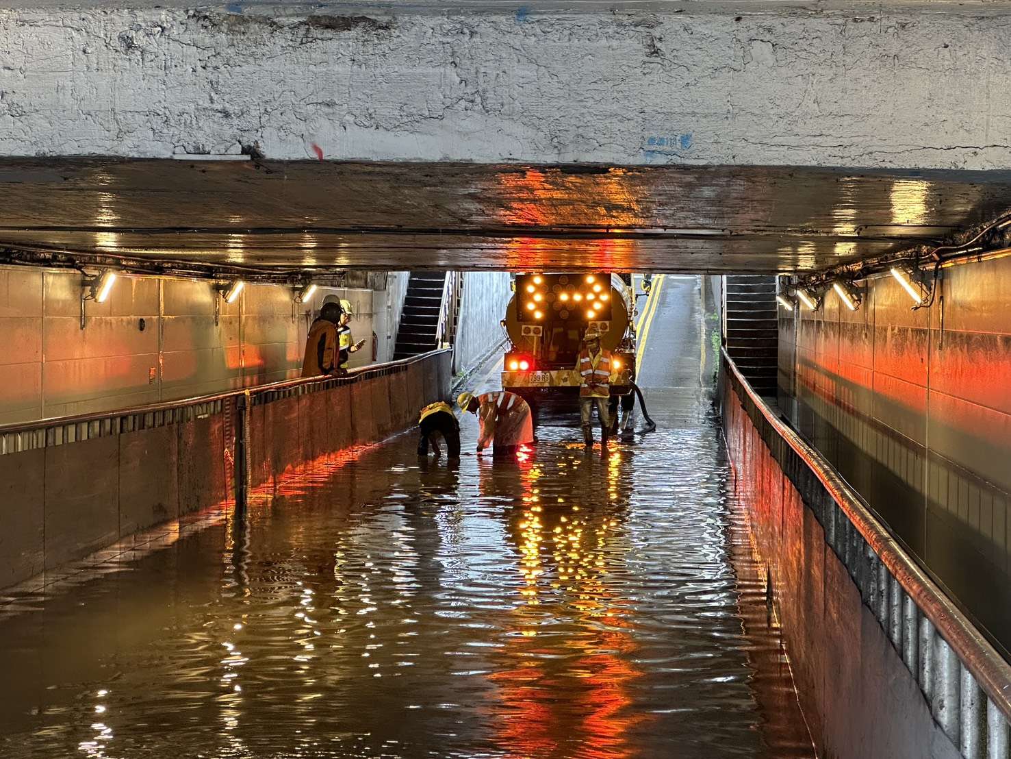 清晨雨彈來襲 桃園民族地下道淹水 S 102244379 0