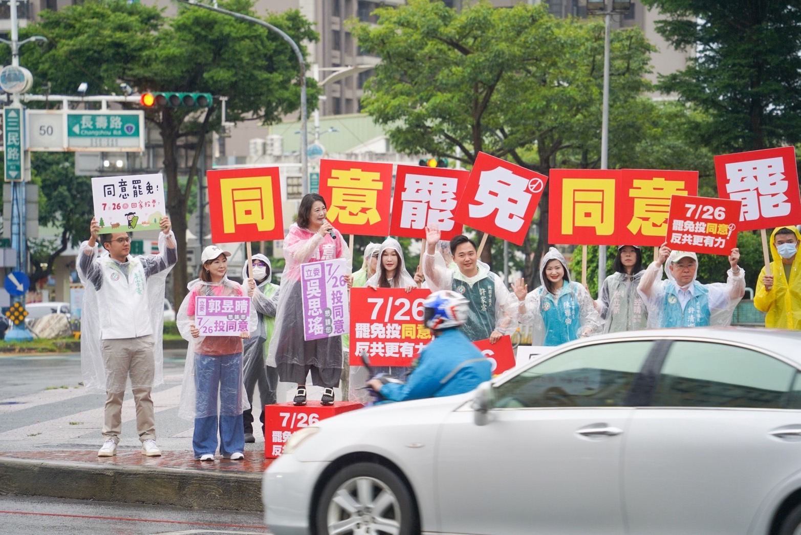 民進黨立委桃園宣講、掃市場 宣傳726同意罷免 S 103956584 0