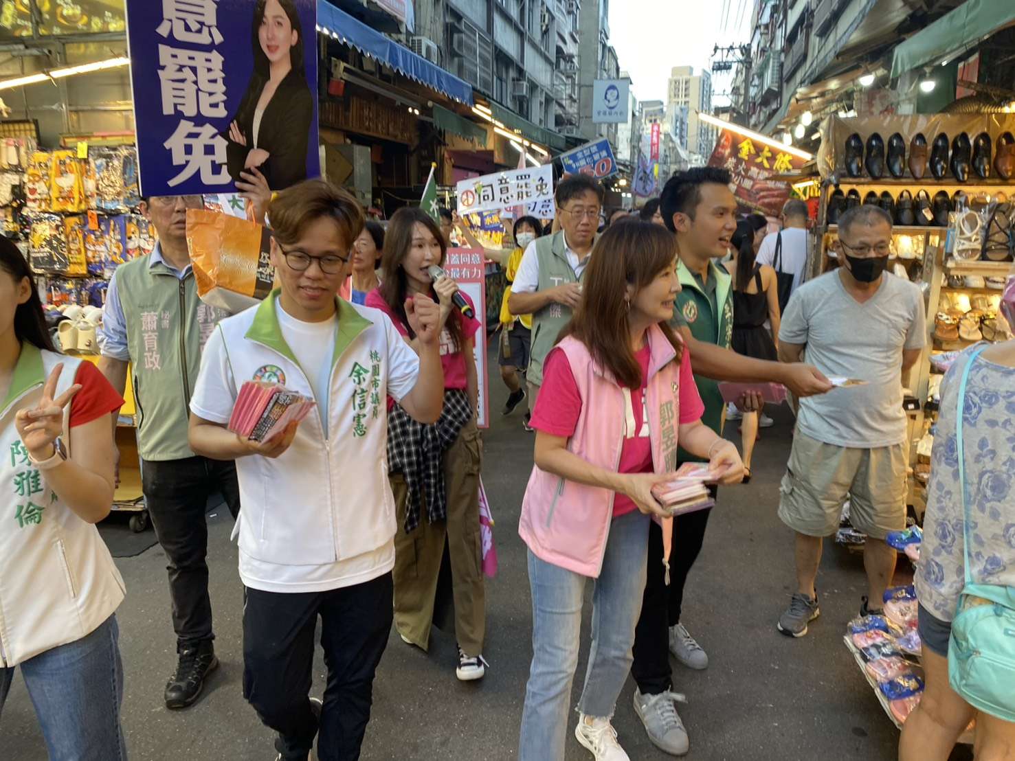 綠議員、立委桃園夜市掃街宣講 催同意罷免票盼翻轉國會亂象 S 1171479 0
