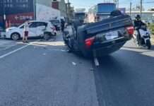 五金百貨前狂撞路邊汽車 現場畫面曝光