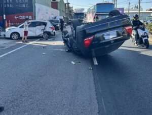 五金百貨前狂撞路邊汽車 現場畫面曝光