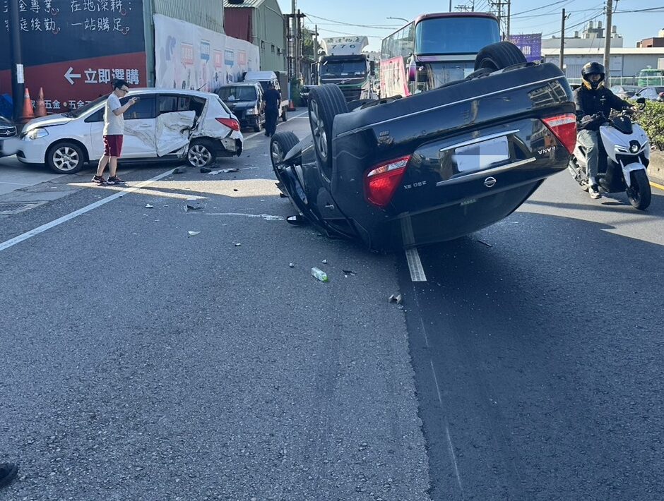 五金百貨前狂撞路邊汽車 現場畫面曝光 S 15499300 0 e1751593341130