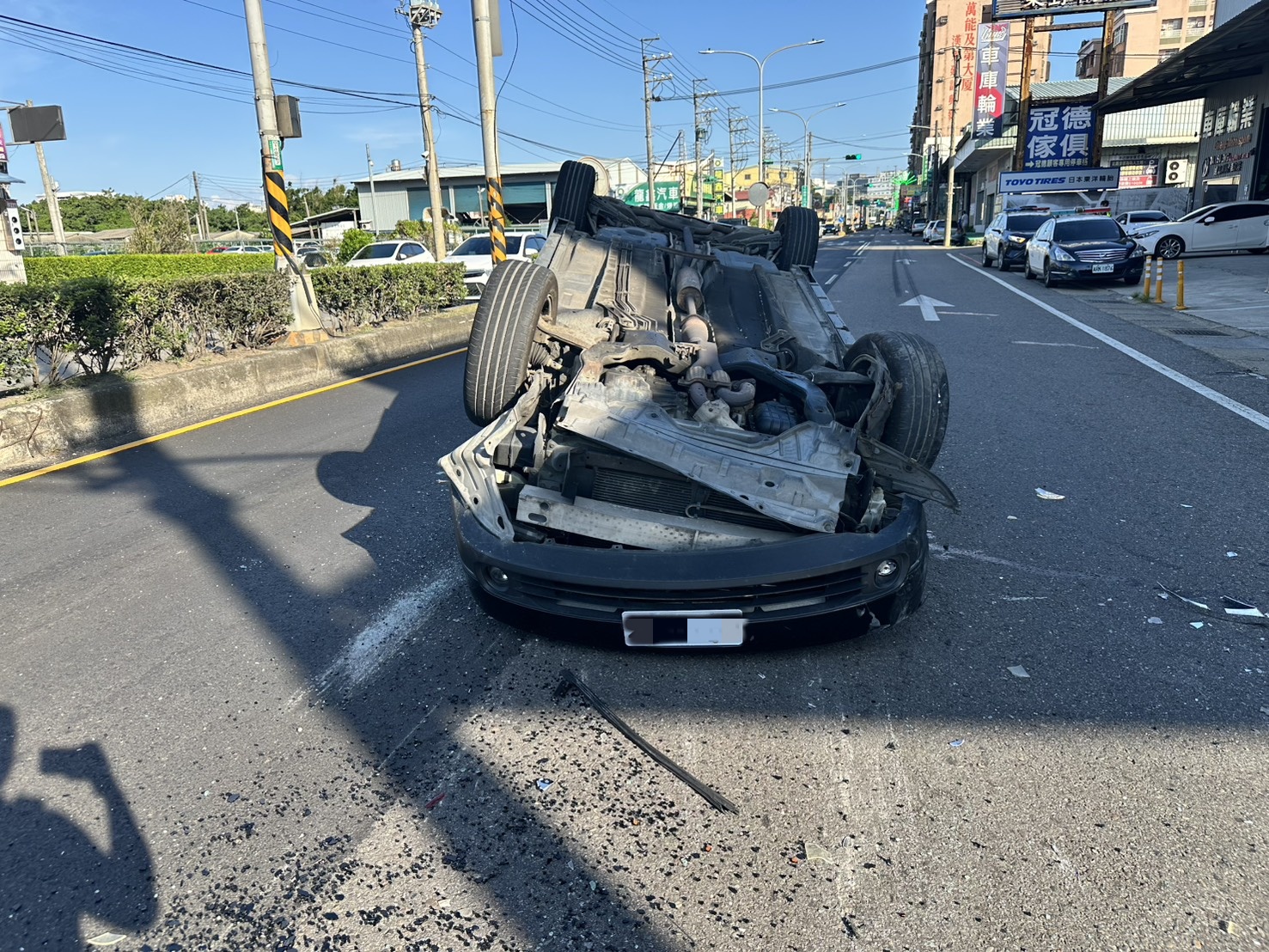 五金百貨前狂撞路邊汽車 現場畫面曝光 S 15499302 0