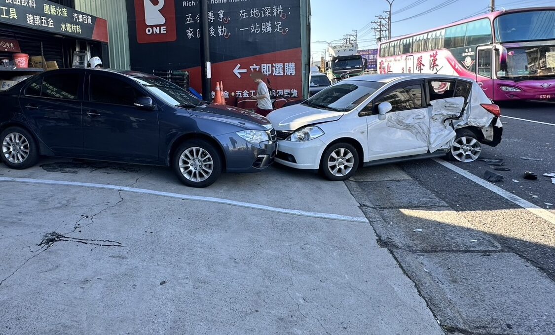 五金百貨前狂撞路邊汽車 現場畫面曝光 S 15499303 0 e1751593327241