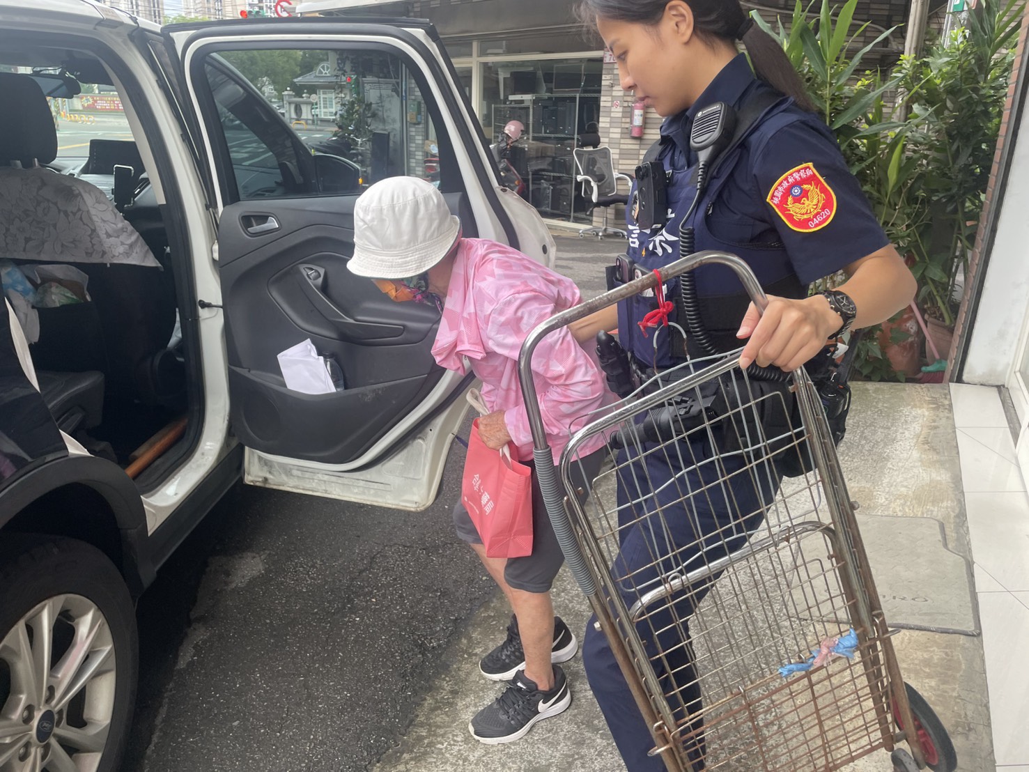 8旬婦烈日下迷失方向 中壢警民合力伸援 S 15507476 0