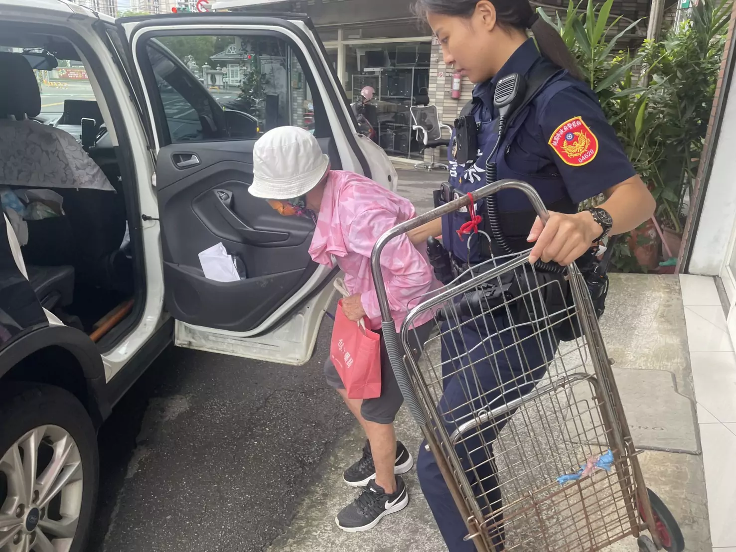 8旬婦烈日下迷失方向 中壢警民合力伸援 8旬婦烈日下迷失方向 中壢警民合力伸援