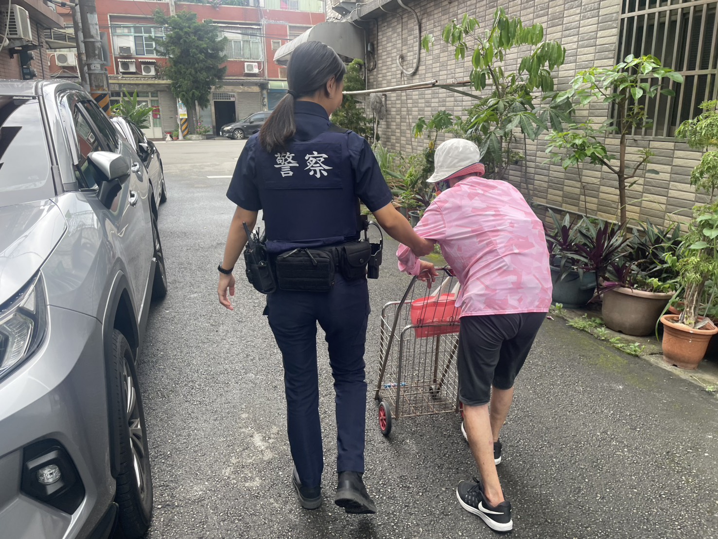 8旬婦烈日下迷失方向 中壢警民合力伸援 S 15507478 0