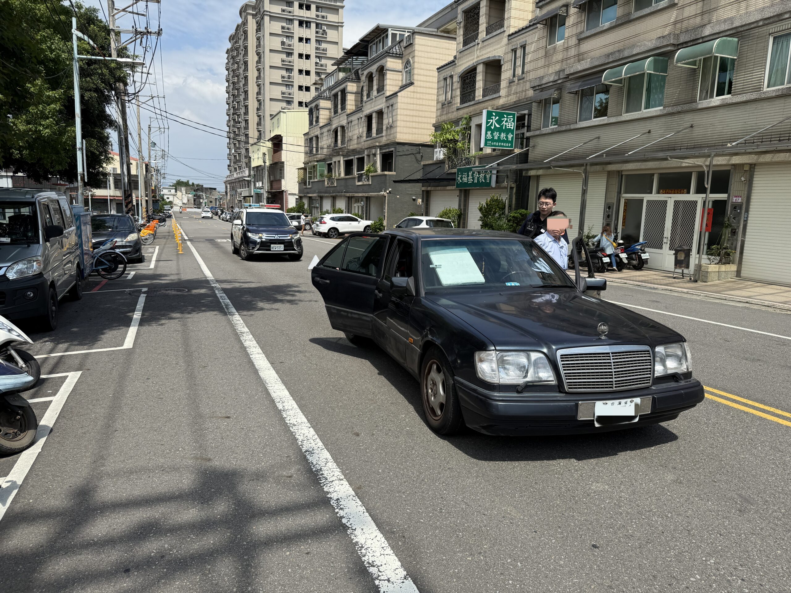 汽車拋錨動彈不得 壢警奮力推車恢復交通順暢 S 15900770 0 scaled