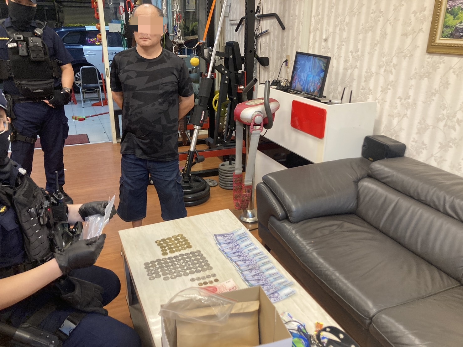 半套性交易藏身中壢養生館 壢警強力掃黃查扣不法所得 S 16039952 0