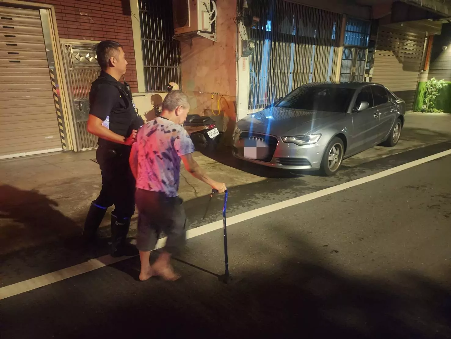 失智翁凌晨癱坐路邊 壢警耐心安撫化解驚魂 失智翁凌晨癱坐路邊 壢警耐心安撫化解驚魂