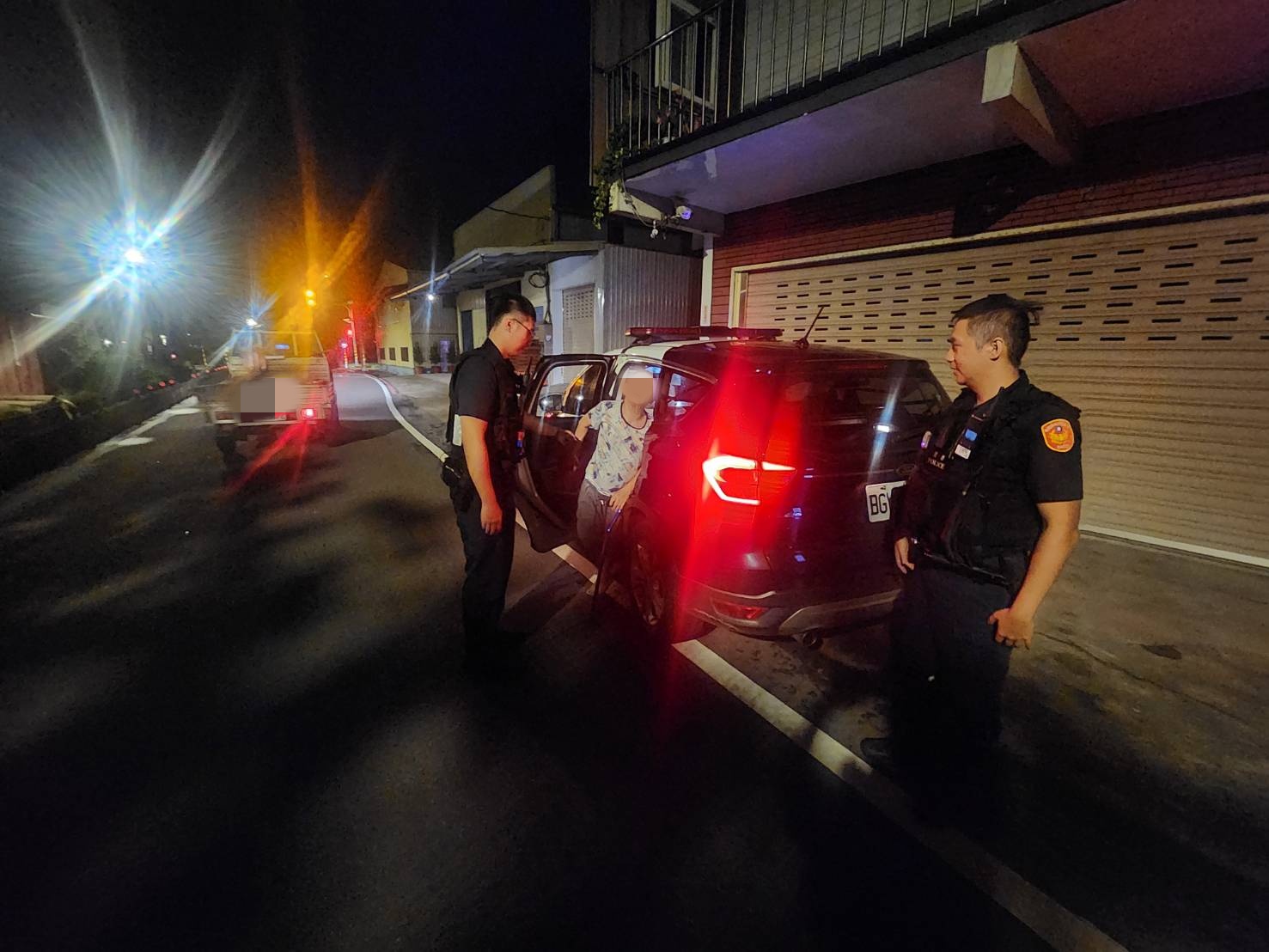 失智翁凌晨癱坐路邊 壢警耐心安撫化解驚魂 S 16310289 0