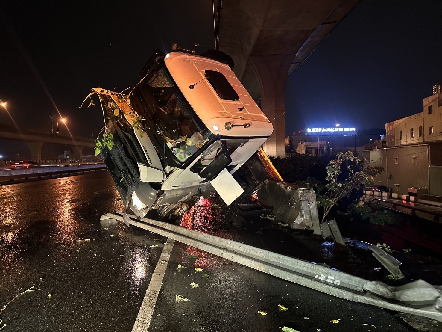 國1桃園交流道半聯結車翻覆 上班尖峰市區大塞車 S 266158149 0