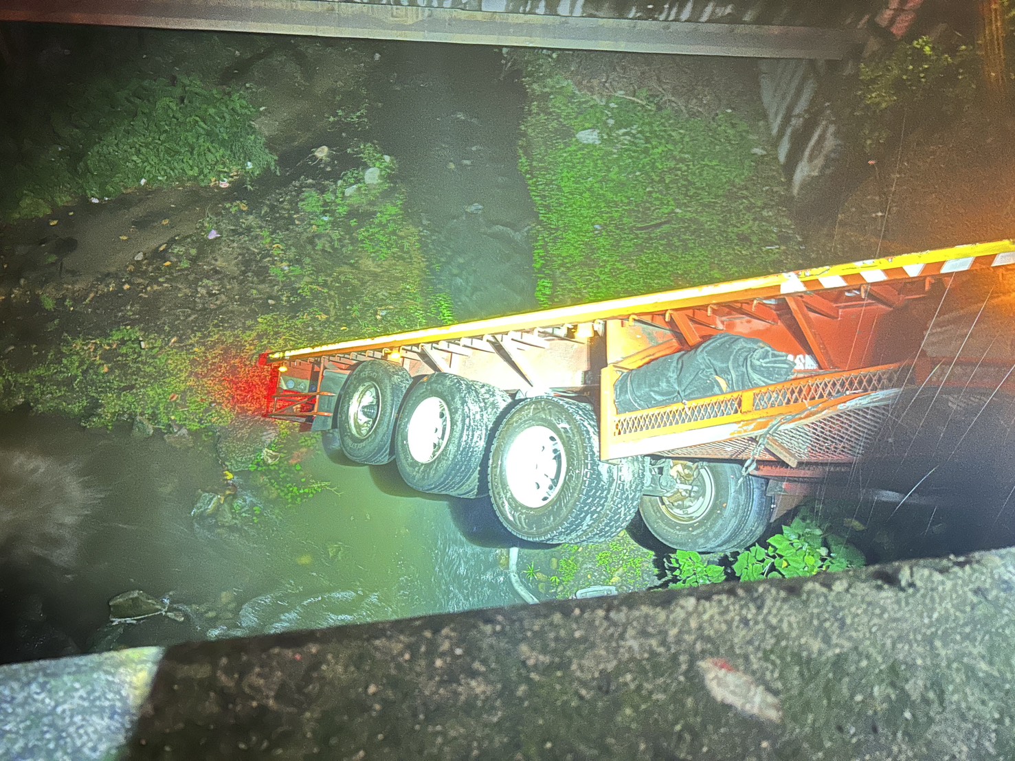 國1桃園交流道半聯結車翻覆 上班尖峰市區大塞車 S 34299922 0