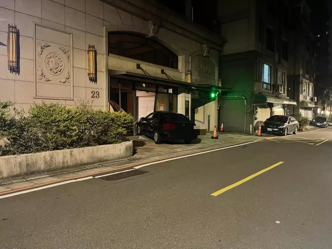 疑投資糾紛爆衝突 男子開車怒撞合夥人住處社區大門 疑投資糾紛爆衝突 男子開車怒撞合夥人住處社區大門