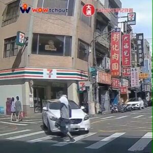 桃園白車斑馬線前不讓阿伯 網看傻：他都用跑的了還撞