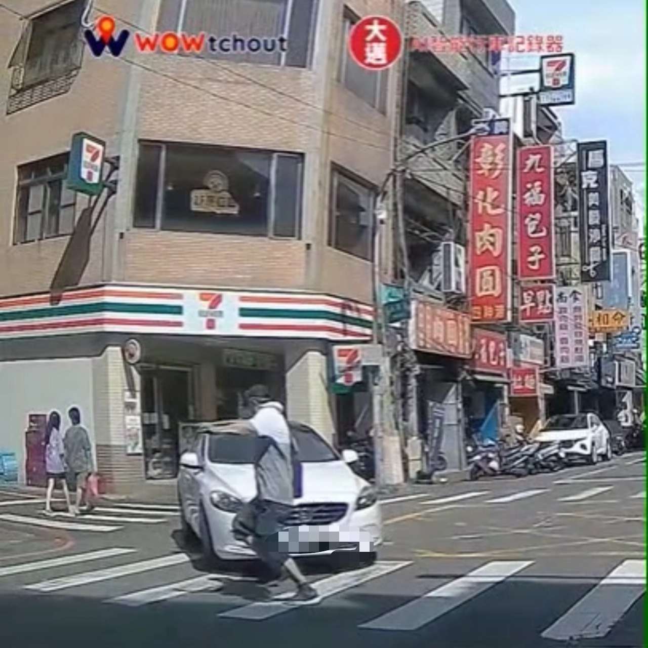 桃園白車斑馬線前不讓阿伯 網看傻:他都用跑的了還撞 S 38068263
