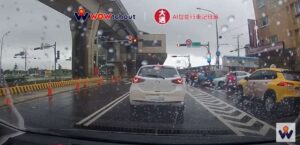 未拉手煞釀禍!自小客滑行撞機車 2騎士慘摔掛彩