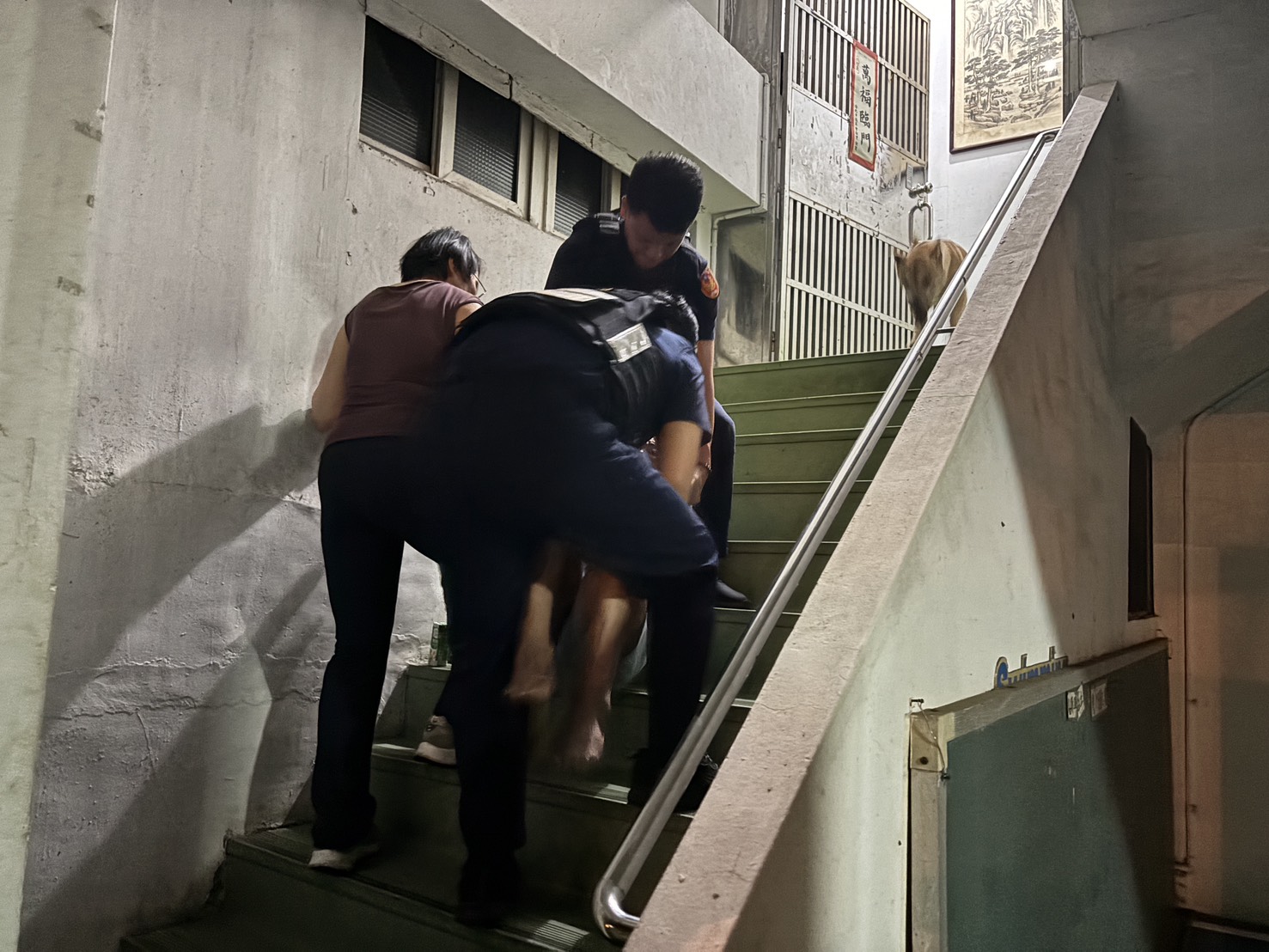 高齡翁身體虛弱坐階梯 龜山警暖心攙扶助返家 S 467804557