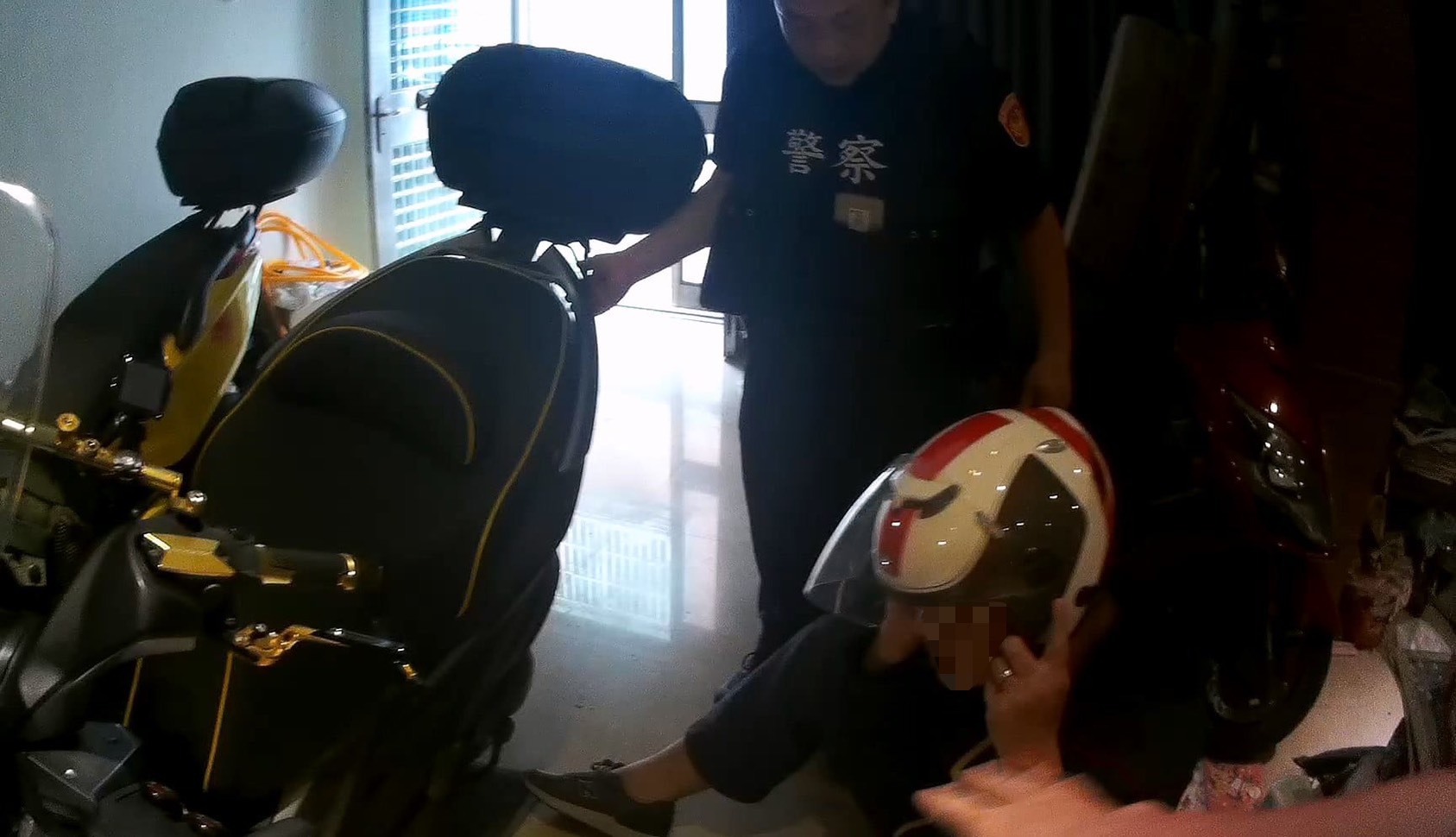 男遭300公斤重機壓住動彈不得 龍潭警火速趕到場救援 S 5046311