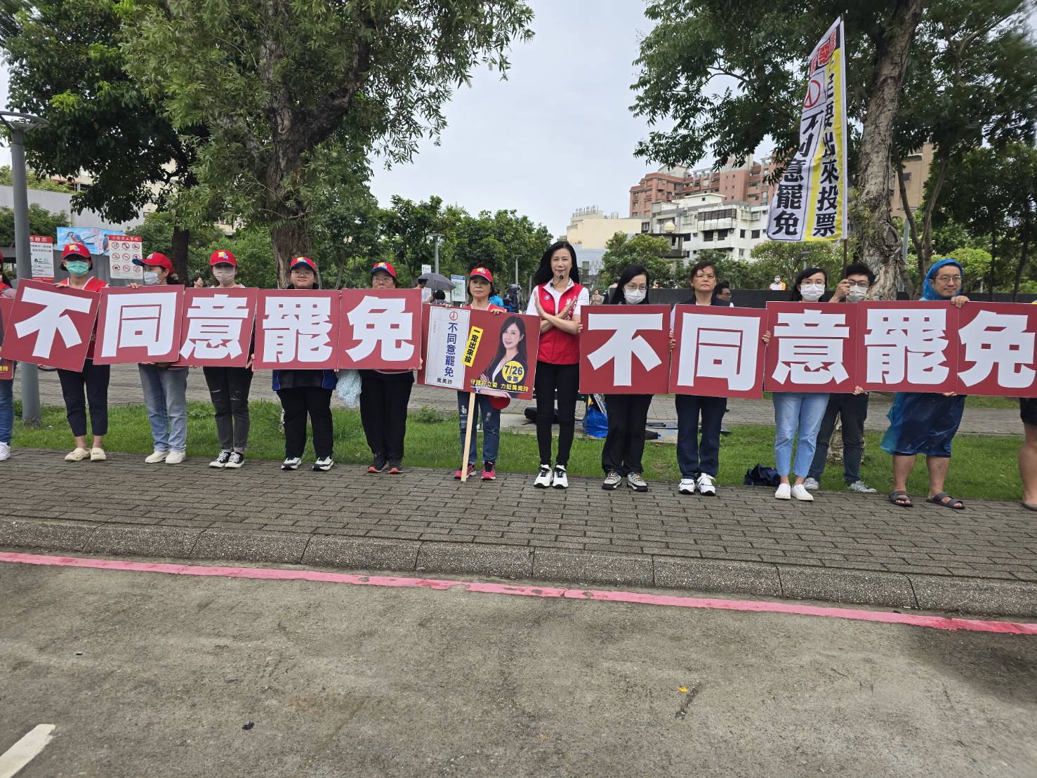 萬美玲攜手民眾黨南門市場掃街 藍白合體展反罷免氣勢 S 5988378