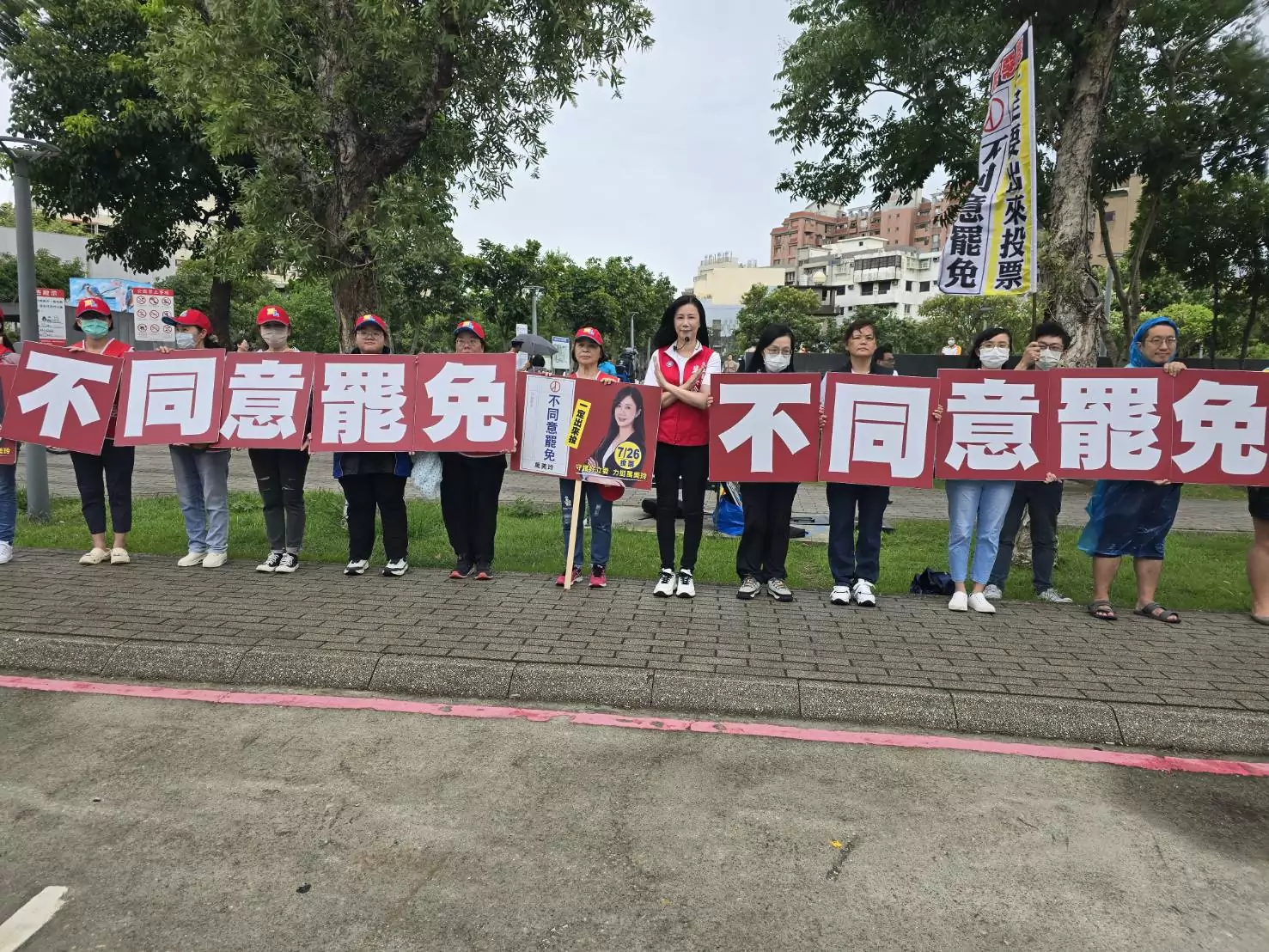 萬美玲攜手民眾黨南門市場掃街 藍白合體展反罷免氣勢 萬美玲攜手民眾黨南門市場掃街 藍白合體展反罷免氣勢