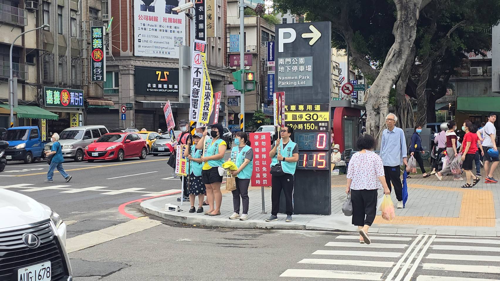 萬美玲攜手民眾黨南門市場掃街 藍白合體展反罷免氣勢 S 5988379
