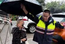 6旬婦1原因呆坐路邊淋雨 楊梅警暖心送返家