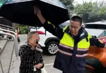 6旬婦1原因呆坐路邊淋雨 楊梅警暖心送返家 6旬婦1原因呆坐路邊淋雨 楊梅警暖心送返家
