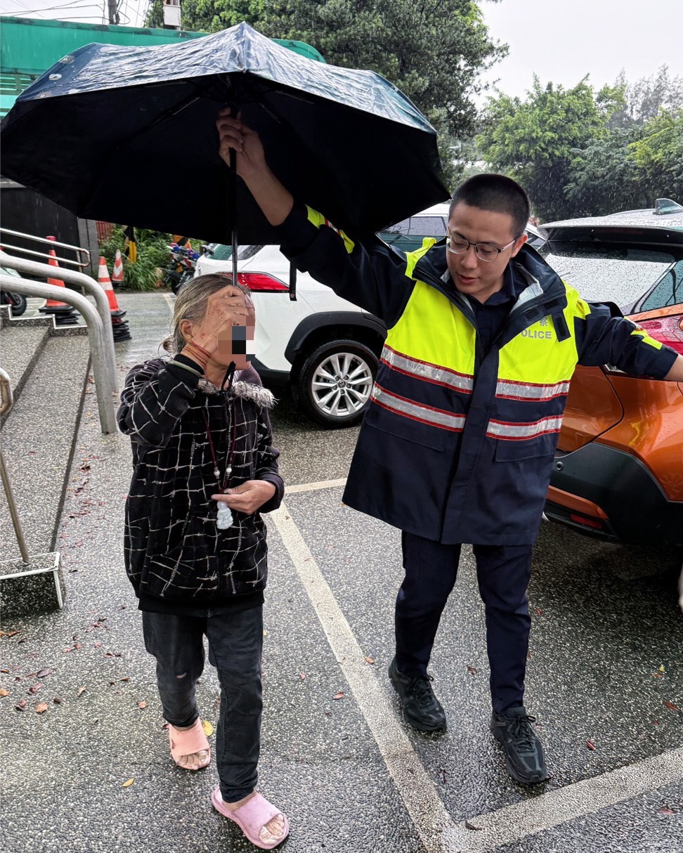 6旬婦1原因呆坐路邊淋雨 楊梅警暖心送返家 S 75145334 0