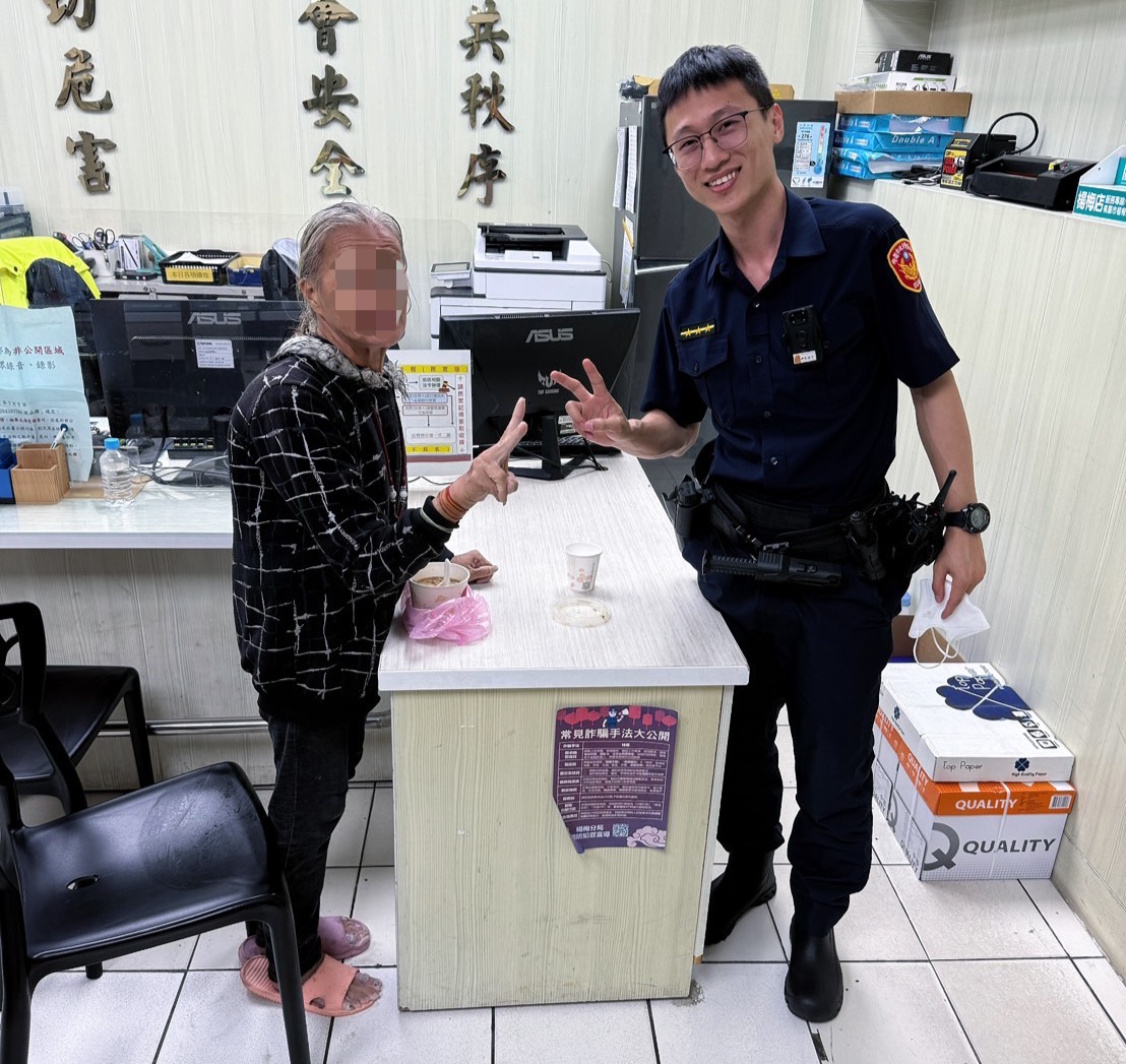 6旬婦1原因呆坐路邊淋雨 楊梅警暖心送返家 S 75145336 0