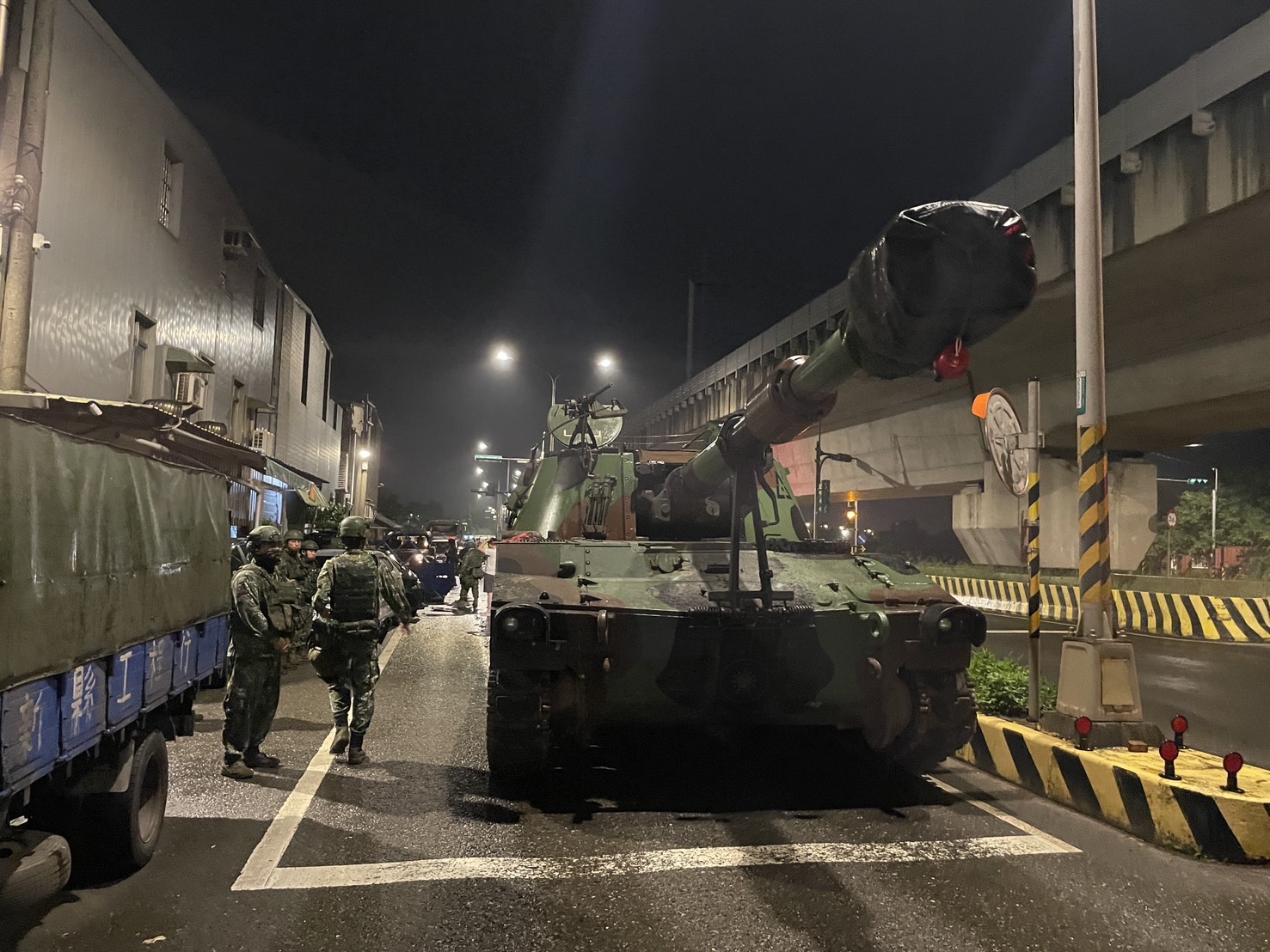 【有片】扯!疑深夜視線不佳 新屋自走砲車輾壞路邊4車 S 75178169 0