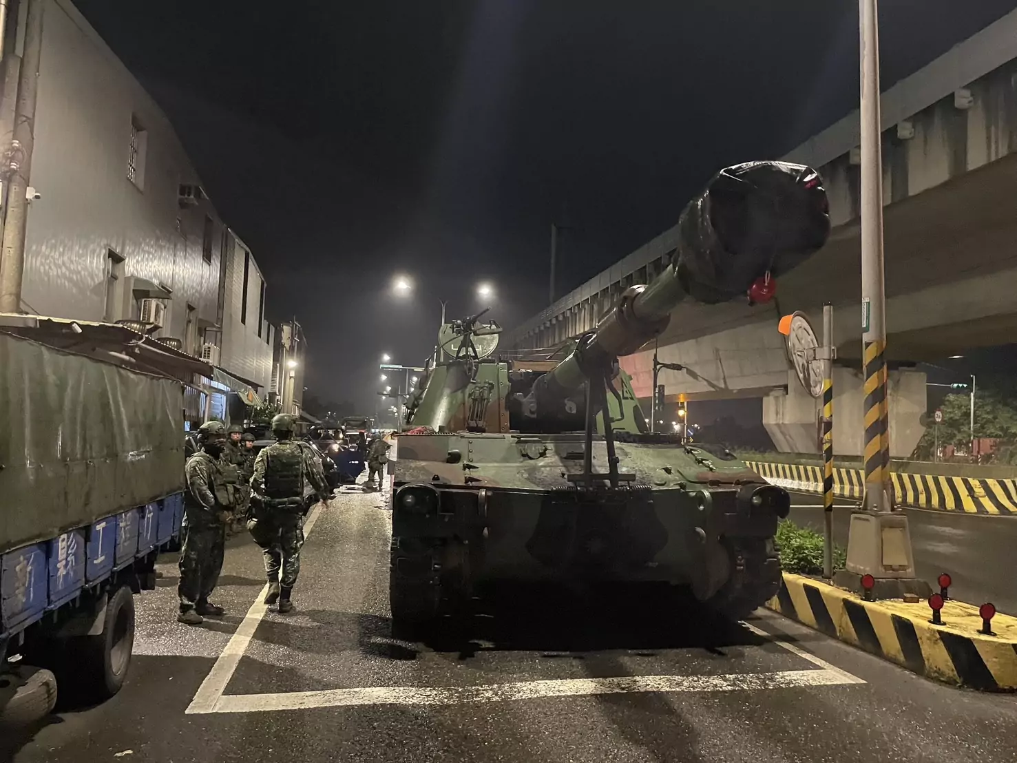 【有片】扯!疑深夜視線不佳 新屋自走砲車輾壞路邊4車 S 75178169 0