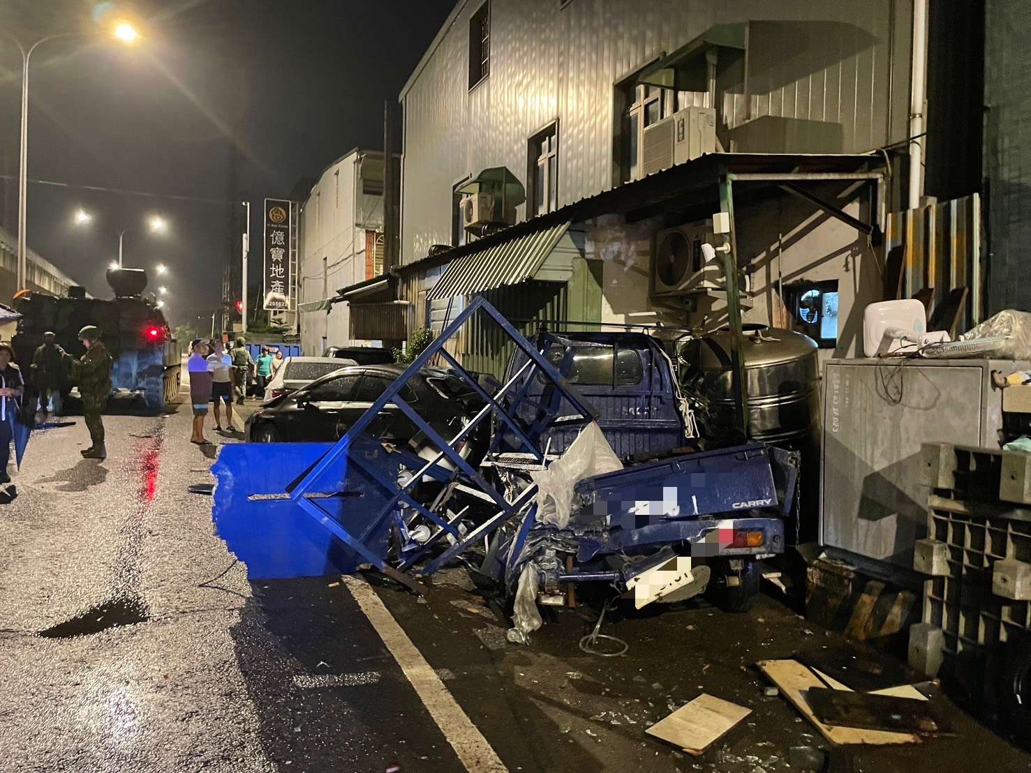 【有片】扯!疑深夜視線不佳 新屋自走砲車輾壞路邊4車 S 75178171 0