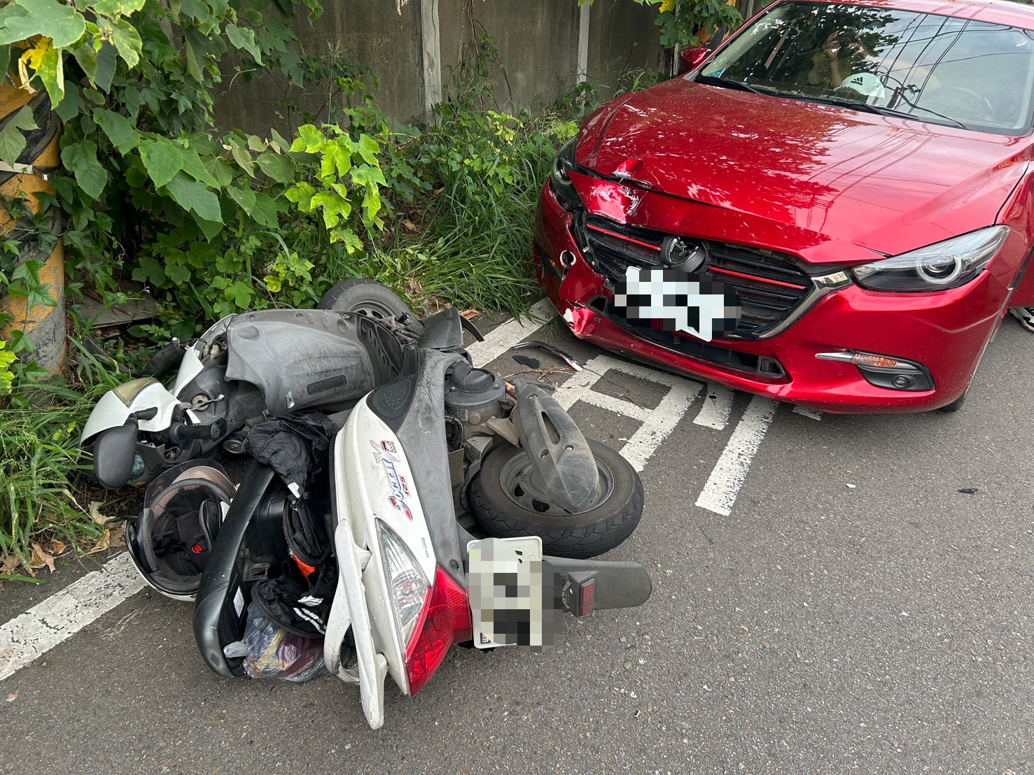【有片】彎道超車迎面撞汽車 騎士空中翻一圈畫面曝 S 75350196 0