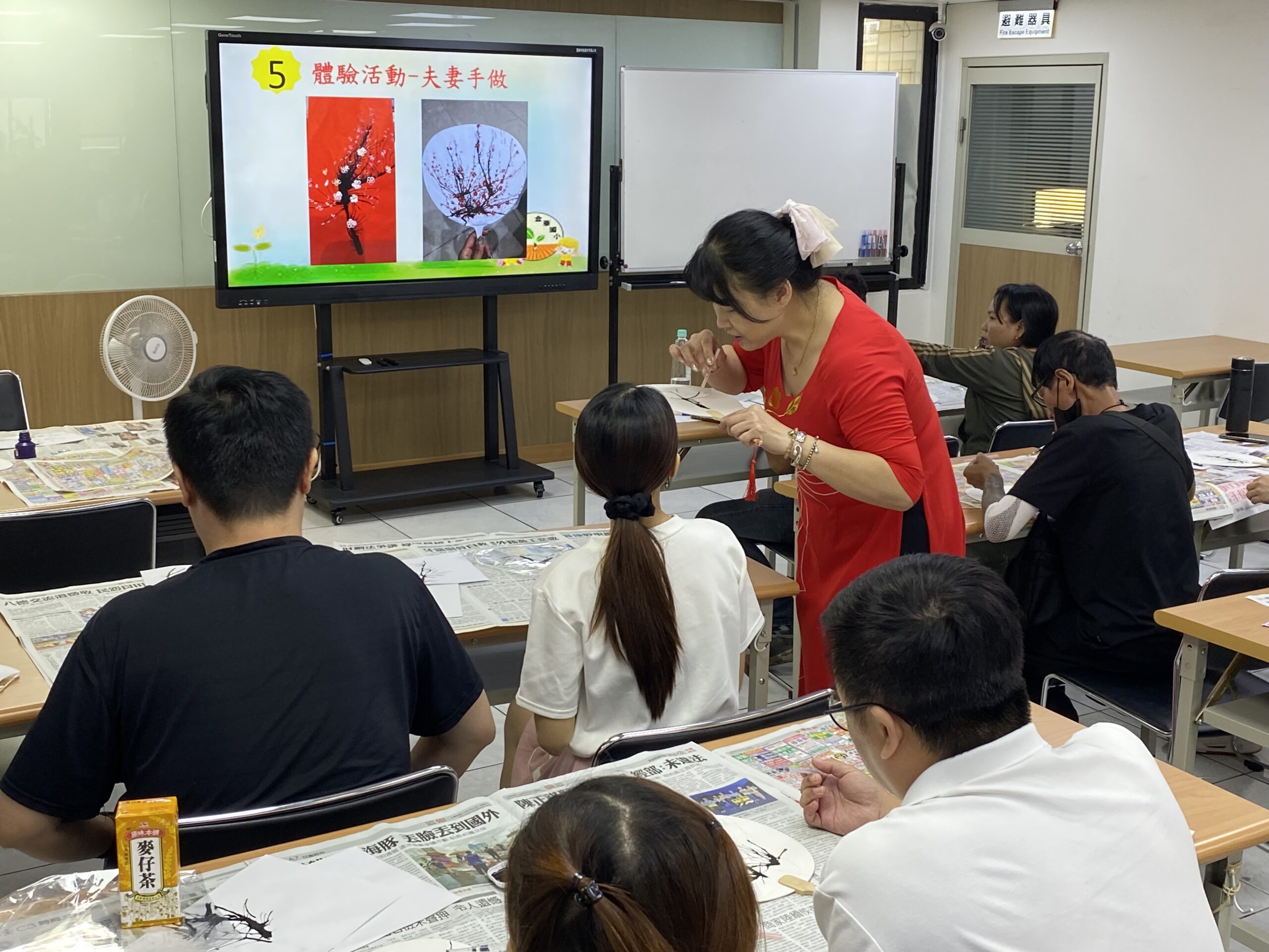 移民署桃園站舉辦家庭教育課程 新住民學吹畫交流在台生活經驗 S 92938260 scaled
