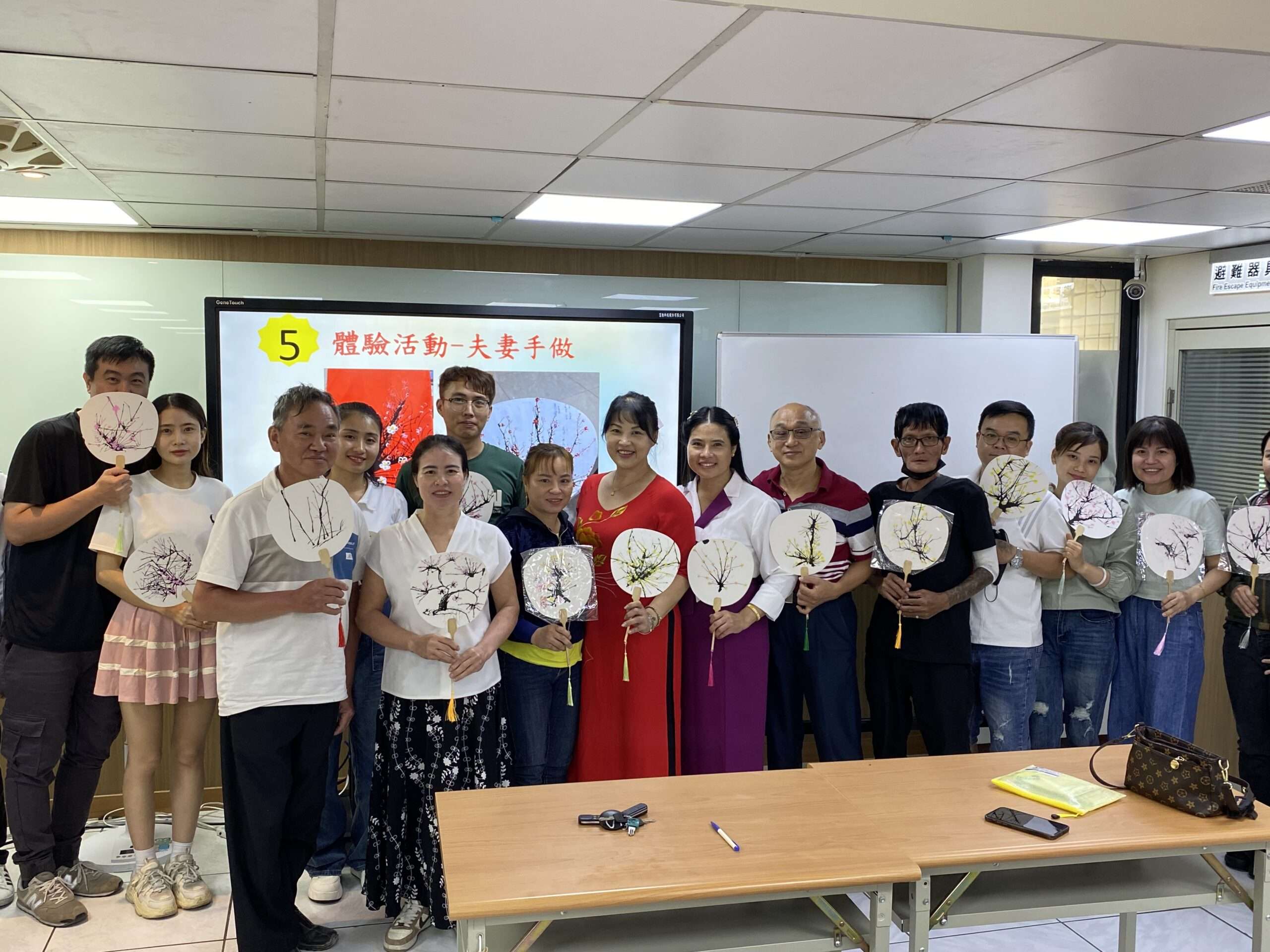 移民署桃園站舉辦家庭教育課程 新住民學吹畫交流在台生活經驗 S 92938261 scaled