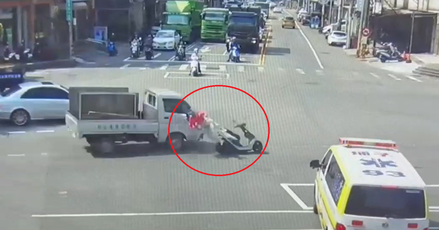 【有片】停讓救護車 女騎士慘遭後車撞飛地上翻滾 g5f45qrf 1