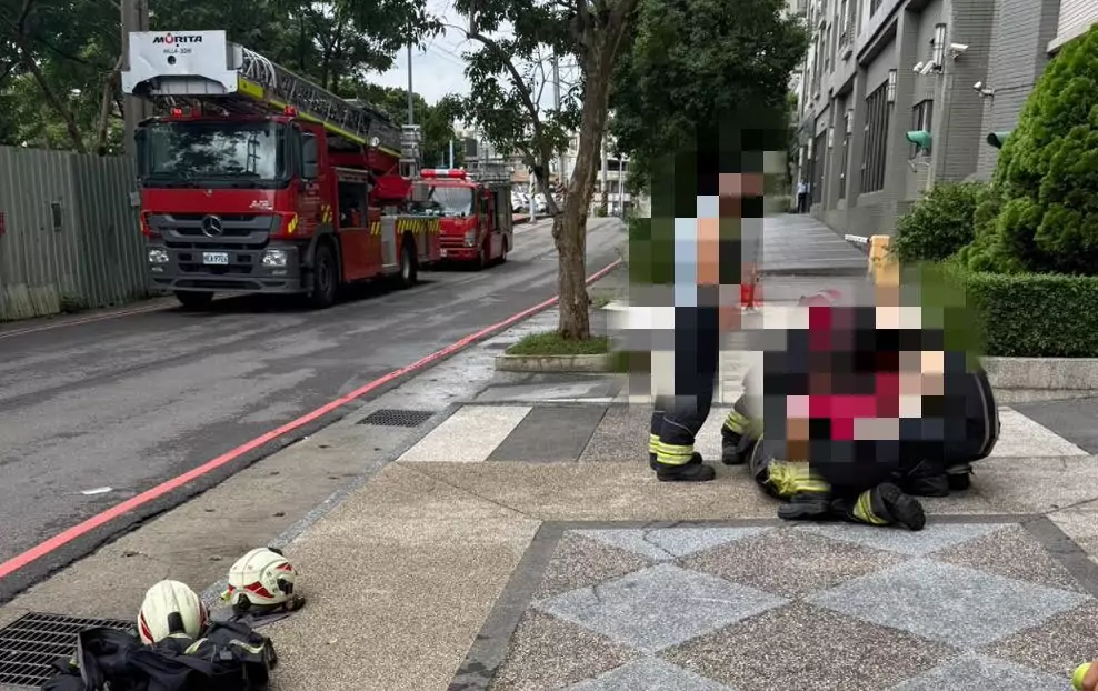 通緝犯拒入監情緒激動 驚動警消協助送醫 通緝犯拒入監情緒激動 驚動警消協助送醫
