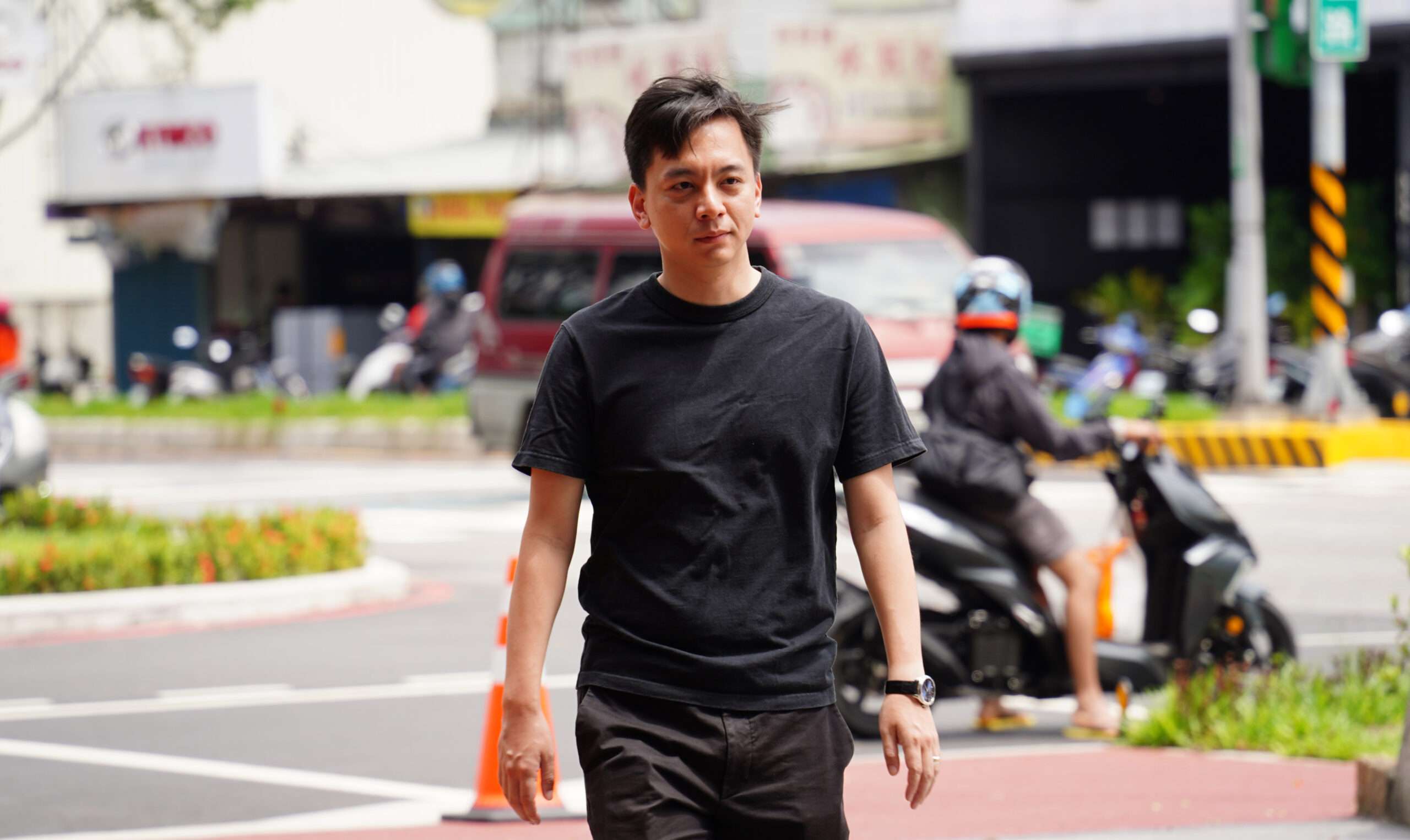 獨自步行輕鬆前往投票 牛煦庭:投完回家做家事等結果