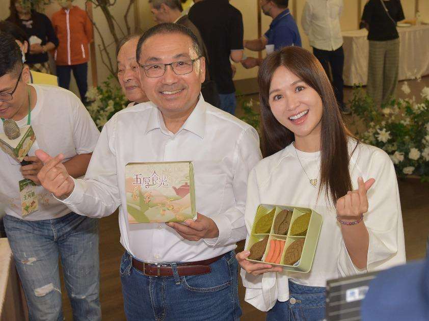 侯友宜市長與代言人吳怡霈暖心推薦第12屆新北庇護禮「五厚食光」。圖／新北市政府勞工