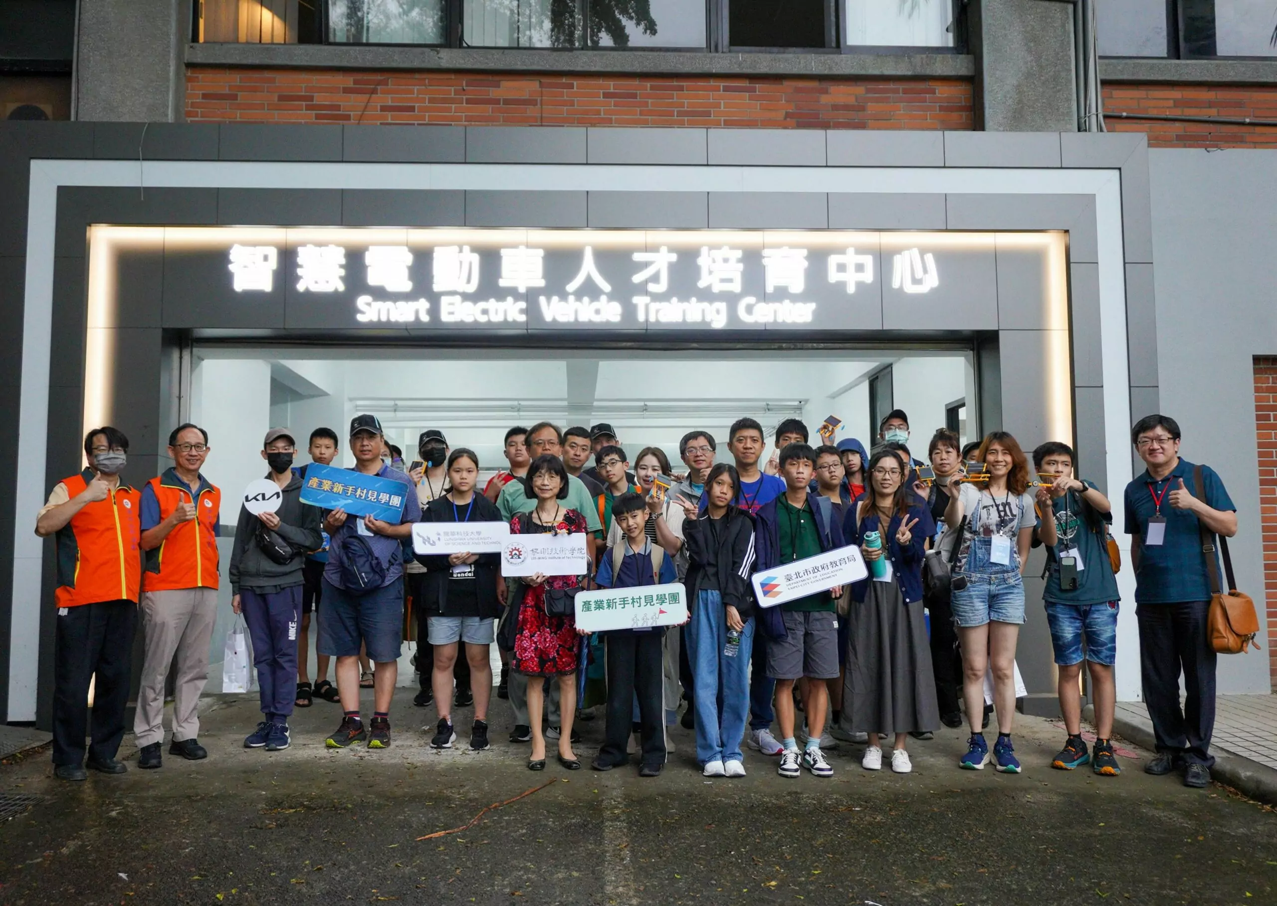 龍華科大推動產業新手村見學團 啟發學生職涯興趣 台北市教育局攜手龍華科大辦理產業新手村見學活動 4 scaled