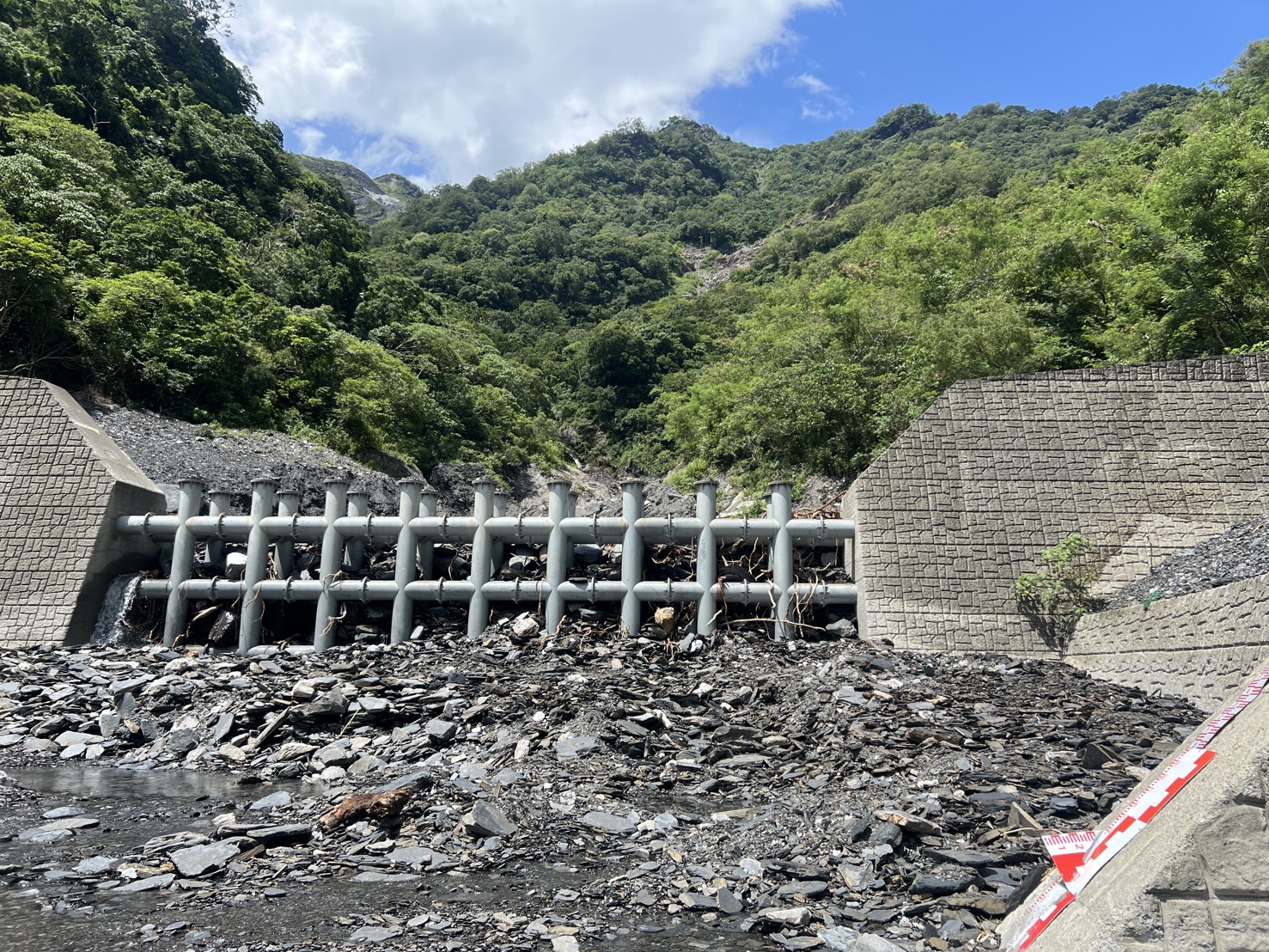 丹娜絲颱風重創南台灣 原民會主委曾智勇赴屏東勘災 圖片四、屏東縣霧臺鄉大武聯絡道路受丹娜絲颱風災損情形